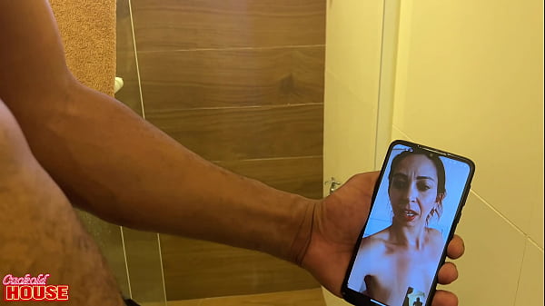 Play MP4 - MILF safada faz v&iacute;deo chamada pro marido corno v&ecirc;-la num menage a trois