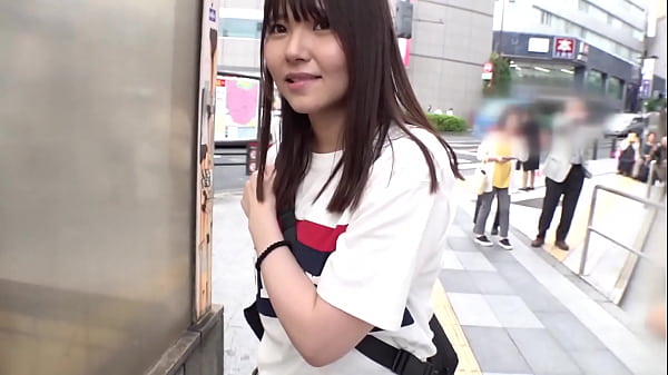 授業と授業の間の空き時間だという「ひかる」ちゃんをホテルまで連れ込めました！そこそこ頭のイイ大学に通っていて勉強が忙しいはずなのに、えっちらおっちらバイトにも励む女性、やはり「賞金」という言葉には弱いようですね！挑戦してもらうのは箱の中身はなんだろなゲーム！もはや説明は不要でしょう。最初はたわしが入ってたりとか簡単なモノから始まりますが、人間とは欲深い生き物&hellip;。入っているモノの難易度に応じて金額があがると、どうしても挑戦したくなるんですな！ thumbnail