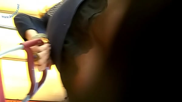 Upskirt : Calcinha vermelha da loira no supermercado 