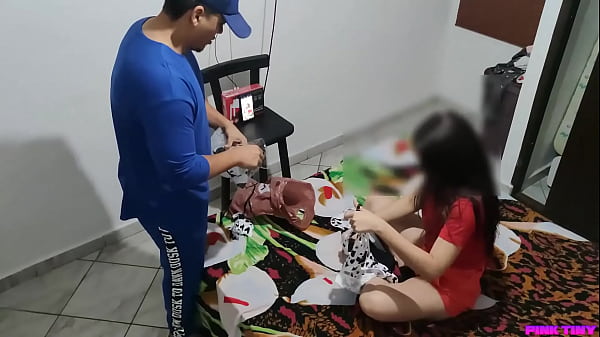 Play MP4 - Sobrina Participa en Concurso Cosplay y su Tio la Enga&ntilde;a con un Traje Erotico Para Aprovecharse de su Linda Sobrina y Tomarle Fotos