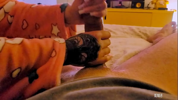 Punheta guiada para garoto obediente pela meia irmã