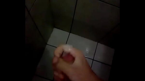 Loirinho gozando pra namorada 