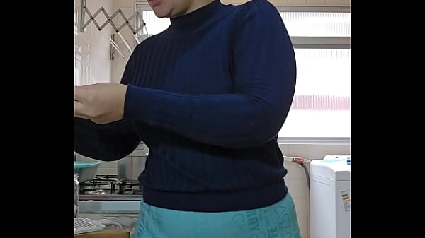 Play MP4 - Fazendo comida e mostrando a buceta na Live