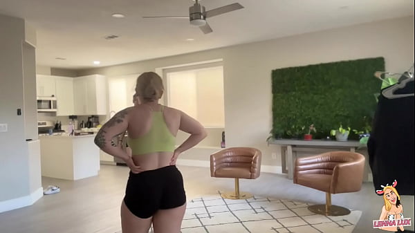 Nonton Hot Chick Wrestles & Deadlifts Tiny Bratty Friend thumbnail