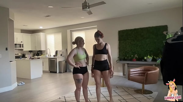 Play MP4 - My friend deadlifts me