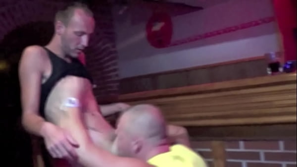 Un Bogoss Se Fait Baiser En Skets Dans Un Publique Bar thumbnail