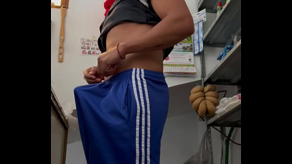 Play MP4 - Joven mexicano se masturba en una tienda de abarrotes