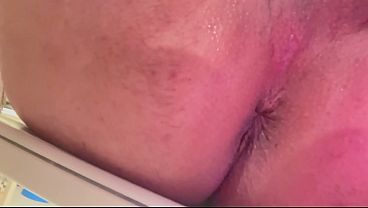 Bumbum branquinho enfiando dedinhos no meu cuzinho molhadinho