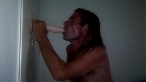 Nice too suck a big dick 