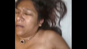 Cogiendo una MILF mexicana hasta llenarle las tetas de leche (completo en Red)
