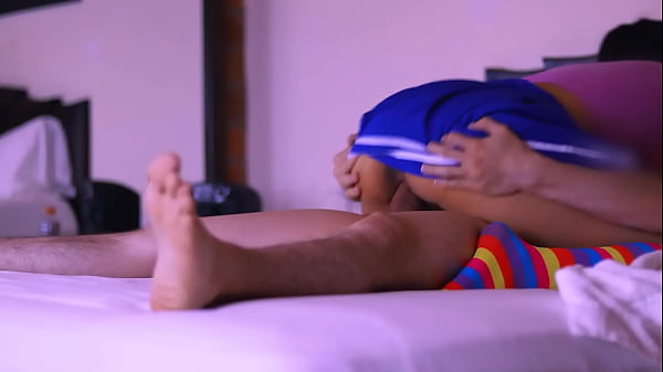 El profesor y_la mejor amiga se sonrieron mientras sus manos se tocaban