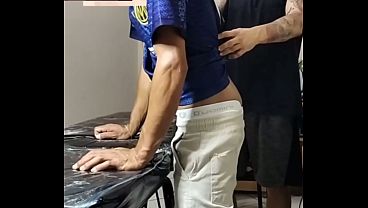 Massagista tatuado apertando a bunda do novinho safado Massagista tatuado apertando a bunda do novinho safado