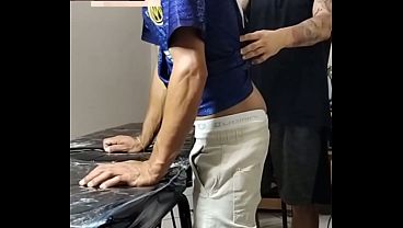 Massagista tatuado apertando a bunda do novinho safado