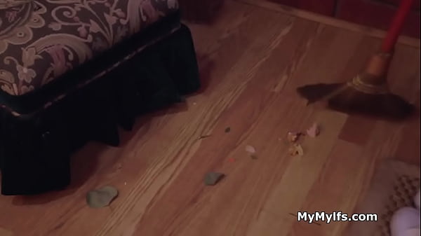 Play MP4 - Magic mirror makes the queen horny for a free use threesome