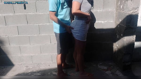 chamei o vizinho pedreiro para fazer um or&ccedil;amento, acabei mostrando a calcinha, tive que entrar na rola! 