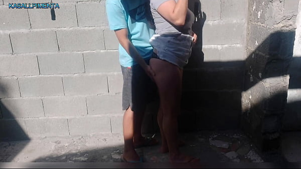 Play MP4 - chamei o vizinho pedreiro para fazer um or&ccedil;amento&comma; acabei mostrando a calcinha&comma; tive que entrar na rola&excl;