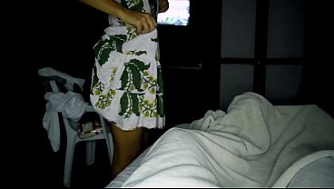 Mujer flaca de gran trasero entra a la habitaci&oacute_n con un vestido y se la follan. porno casero