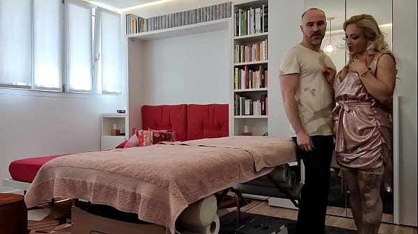 Play MP4 - Horny business woman needs fucking on her shaved wet pussy