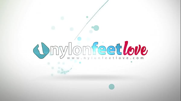 Nonton Redhead In Black Pantyhose Shows Feet thumbnail