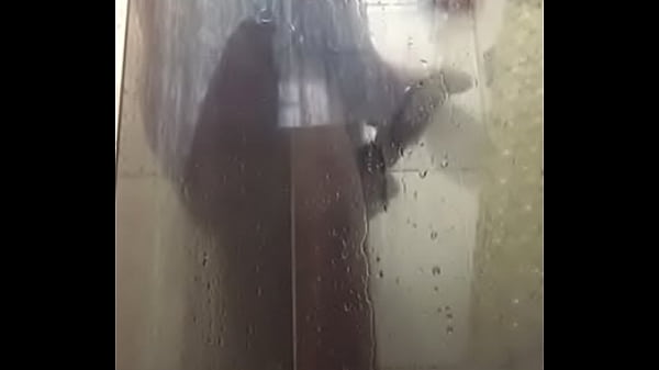 Espiando gozando no banho 2 