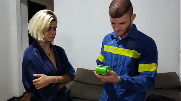 Play MP4 - Chamei o eletricista para me ajudar com a tv e paguei com sexo