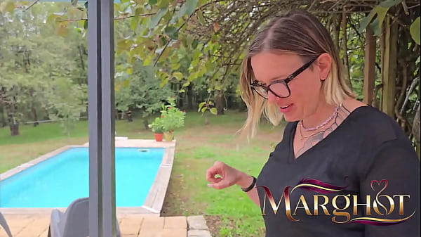 Fin de Saison d&rsquo_&Eacute_t&eacute_ : Mon Mec Me Baise le Cul Fort, Me Dilate, Me Fait Squirter et Me Remplit de Sperme sur la Terrasse