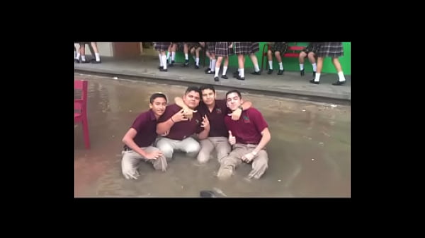 Homosapiens del CECYTE XOCHIMILCO les da la pendeja y creen que se pueden ba&ntilde_ar donde sea (pendejos en cautiverio)