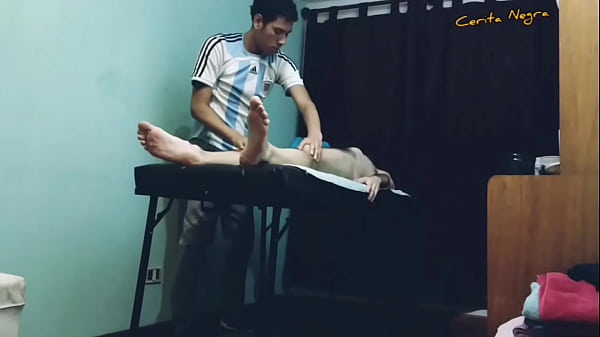 Masajeando a macho, termino probando su verga (parte 1/2) 