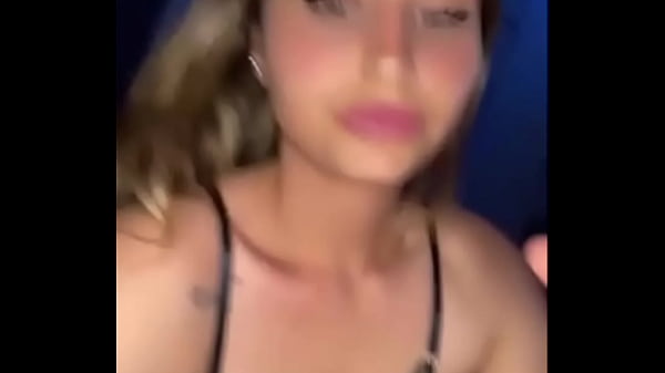 influencer_se corre con un_juguete_en su coñito