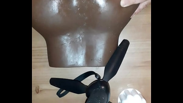 Sucer son gode_et son jouet remplis de_chantilly