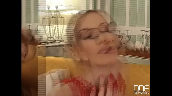 The Sybian pumps her hot poon!