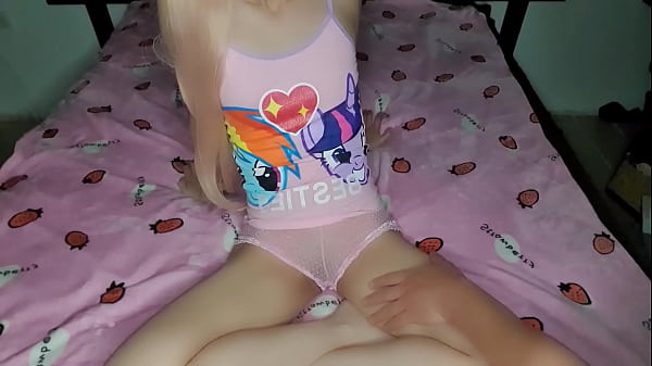 Jugando Con Mi Hermanita Mientras Nuestros Pap&aacute;s Estan En Su Habitacion, Me Corro Dentro De Ella thumbnail