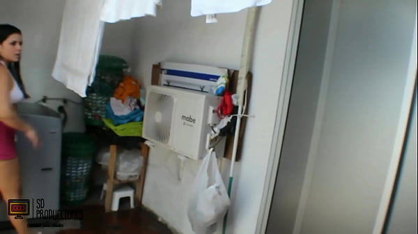 Me Follo A La Zorra De Mi Hermanastra Mientras Lava Su Ropa thumbnail