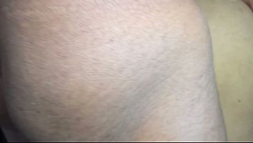 Cogiendome a mi esposa, siempre le gusta ponerse en cuatro y que termine dentro de ella, gime muy rico que excita demasiado. 