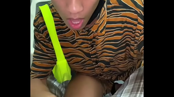 Play MP4 - Novinho mamando pau grande em p&uacute;blico - Gabriel Martins