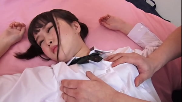 再婚相手の連れ子との同居生活での出来事。いい年頃の女子校生でその年代ならではの無防備さ。 thumbnail