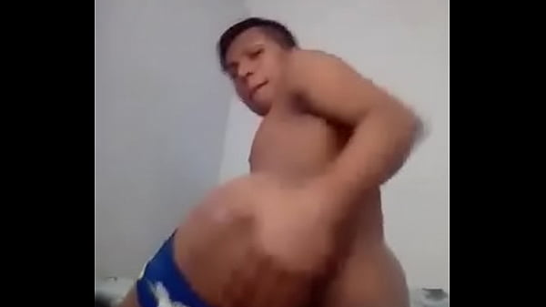 Play MP4 - pasivo arrecho mostrando el culo