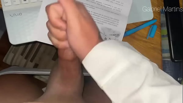 Novinho Mete Dedo No Cu Enquanto Estuda 