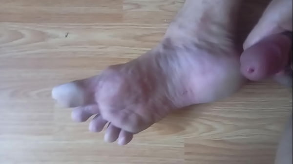 Play MP4 - Solo cum on my feet