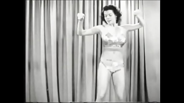 Cute_chick bounces around topless