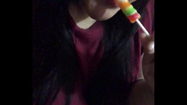 Putita lamiendo chupetin 