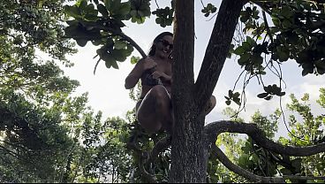 Brincadeira gostosa de uma esposa exibida que gosta de subir em &aacute;rvores e ro&ccedil;ar a bunda no pau . 