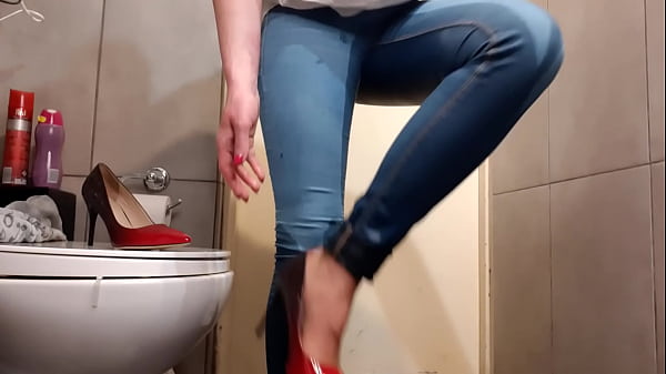 Play MP4 - Compilation of Wetting my Jeans and pouring out from my High Heels and Pants