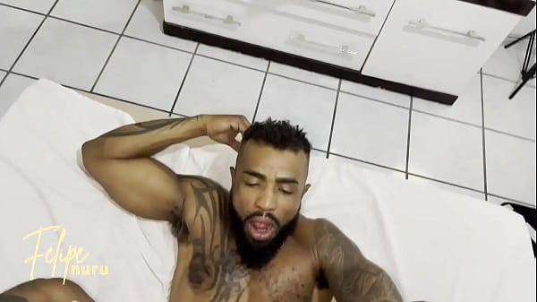 NEG&Atilde;O GOSTOSO SENDO FODIDO COM FOR&Ccedil;A - CONTE&Uacute;DO COMPLETO 