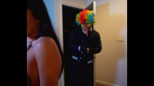 White girl leaves playboycarti concert to chill with clown 