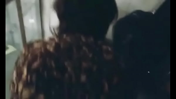 Mi jefaatendía una llamada Mientras su maridose haceun rapidito conmis nalgas