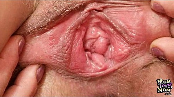 Amateur mature mom spreads meaty pussy 
