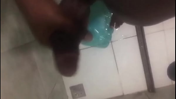 Punheteiro gozando 