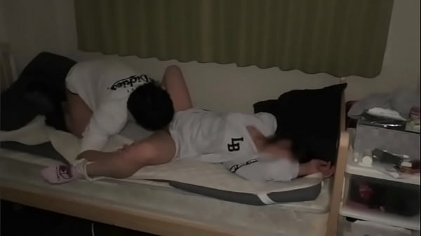 Play MP4 - 大&bigcirc;生彼女が泊まりに来て音楽聴いたりトランプでババ抜きしたりしていちゃいちゃしてるうちにお互いムラムラしてＨする初々しい大&bigcirc;生カップル。お互いにイキまくるプライベートSEX映像。