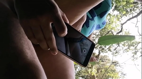 Nos salímos de la piscina de la finca para follaren la selva escondidos